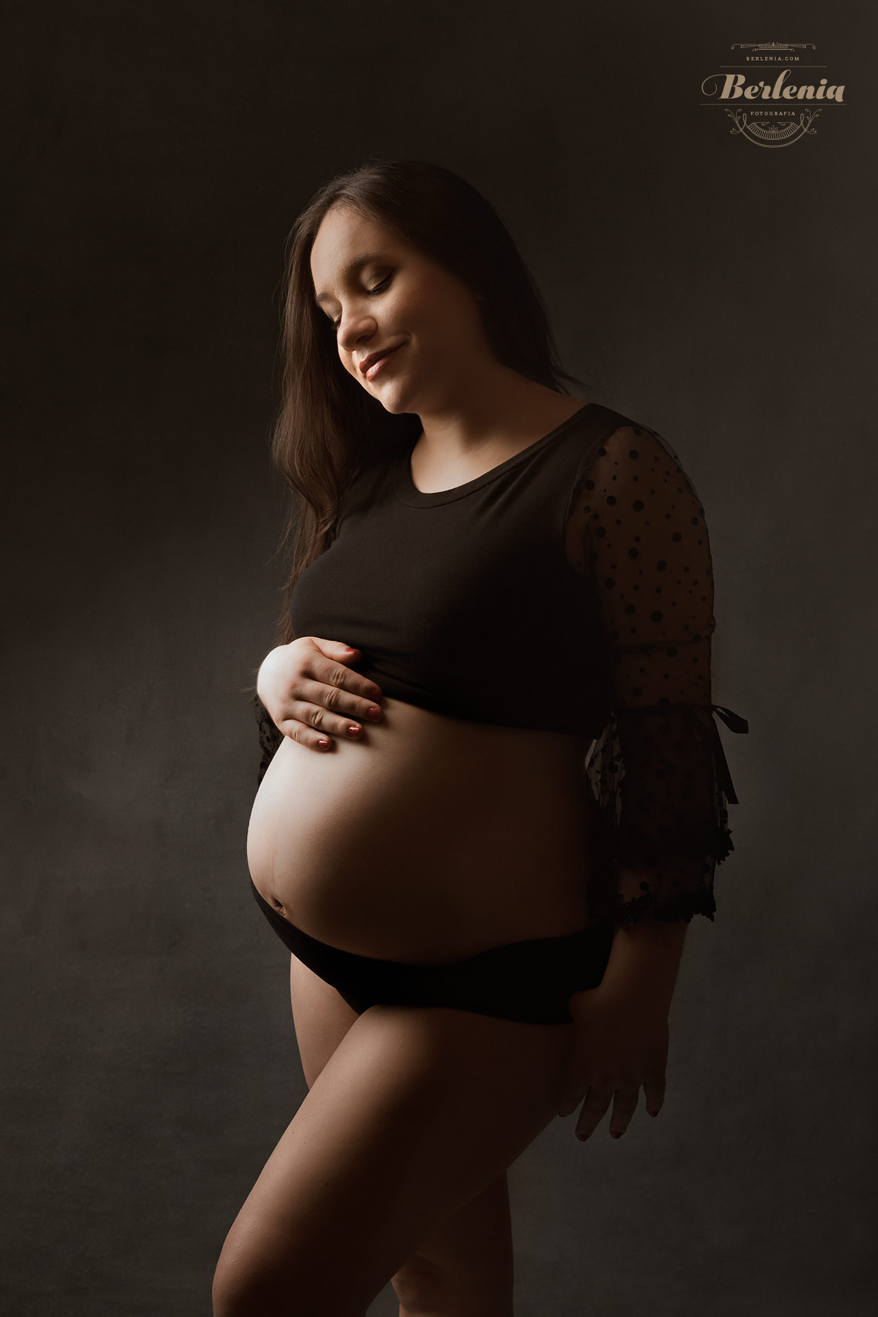 Fotografía de embarazo en estudio con pareja - Sesión de fotos embarazada - Villa Urquiza, CABA, Buenos Aires, Argentina - Berlenia Fotografía - 03