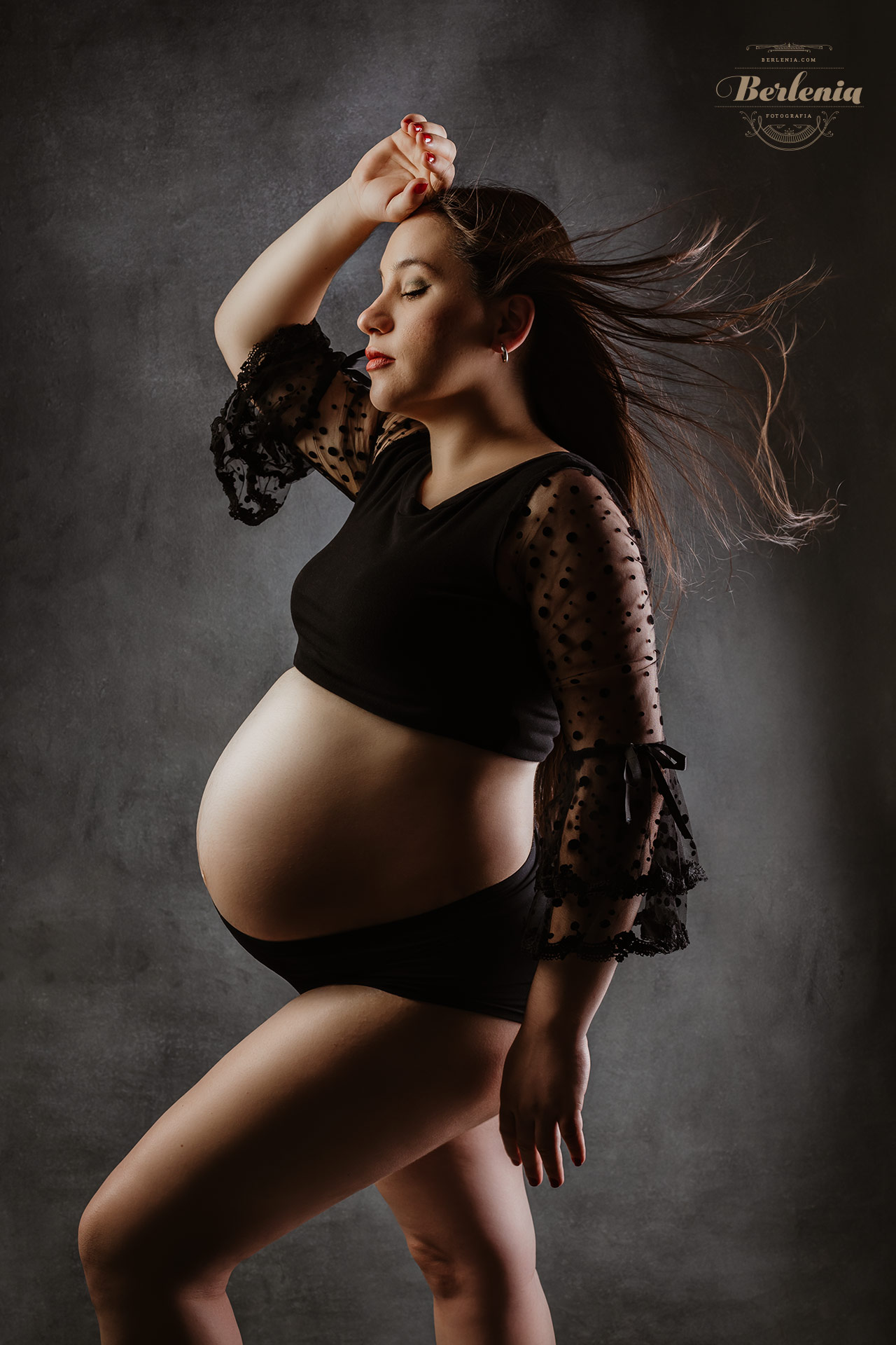 Fotografía de embarazo en estudio con pareja - Sesión de fotos embarazada - Villa Urquiza, CABA, Buenos Aires, Argentina - Berlenia Fotografía - 04