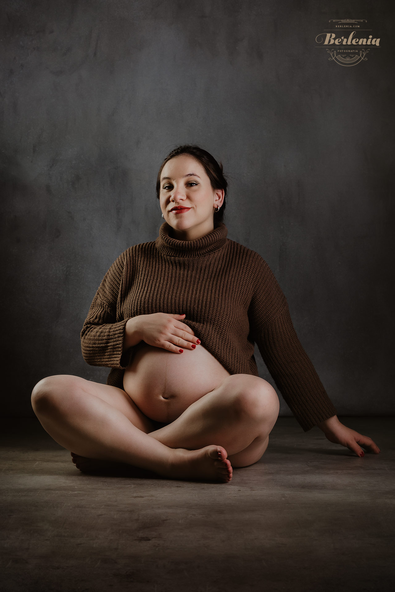 Fotografía de embarazo en estudio con pareja - Sesión de fotos embarazada - Villa Urquiza, CABA, Buenos Aires, Argentina - Berlenia Fotografía - 05