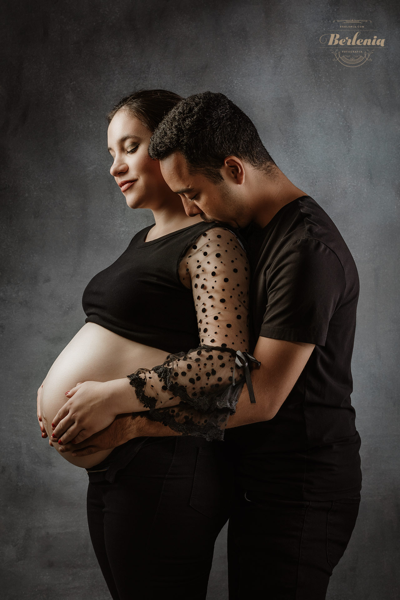 Fotografía de embarazo en estudio con pareja - Sesión de fotos embarazada - Villa Urquiza, CABA, Buenos Aires, Argentina - Berlenia Fotografía - 11