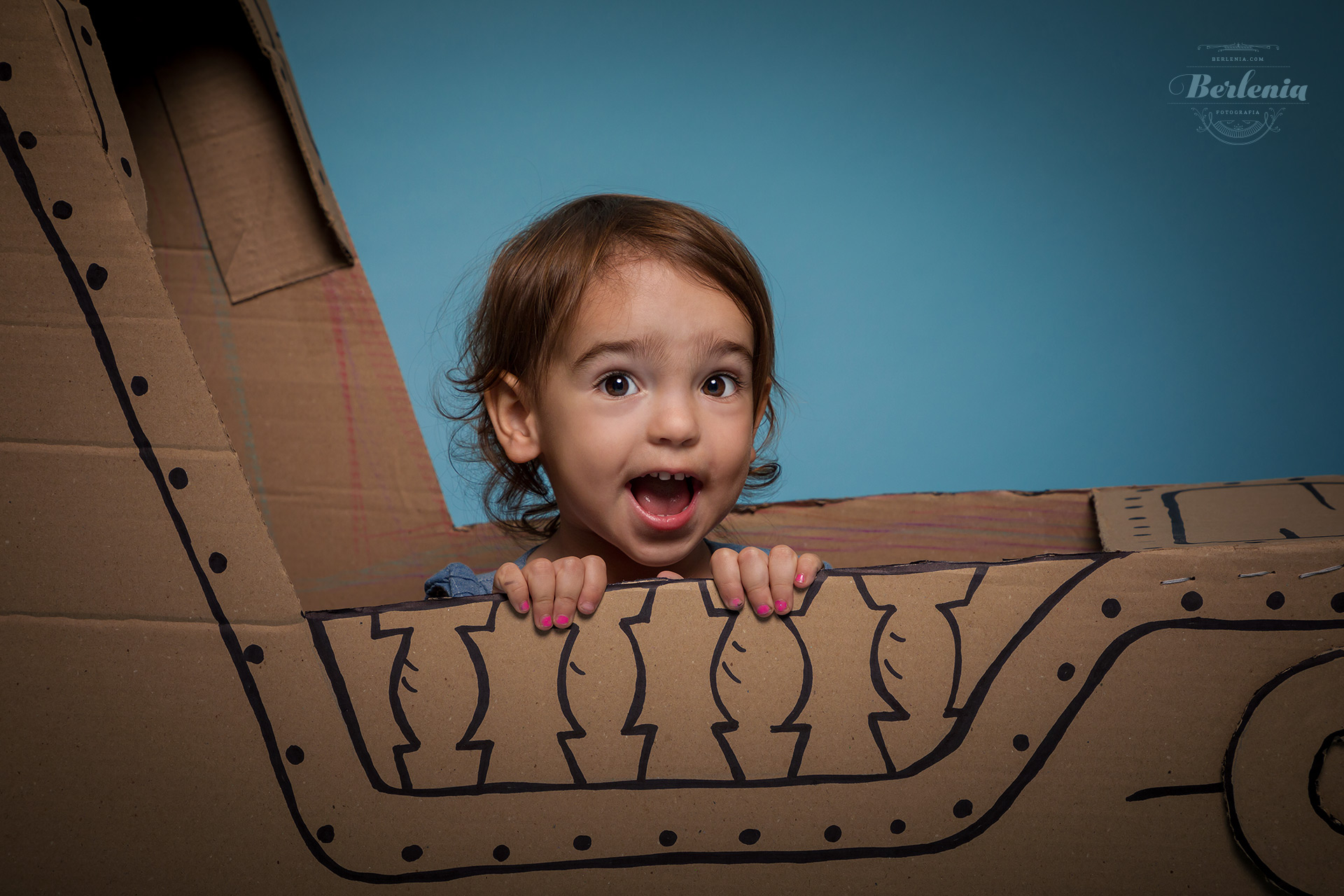 Sesión de fotos infantil con barco de cartón - cardboard pirate ship - Villa Urquiza, CABA, Buenos Aires, Argentina - Berlenia Fotografía - 02