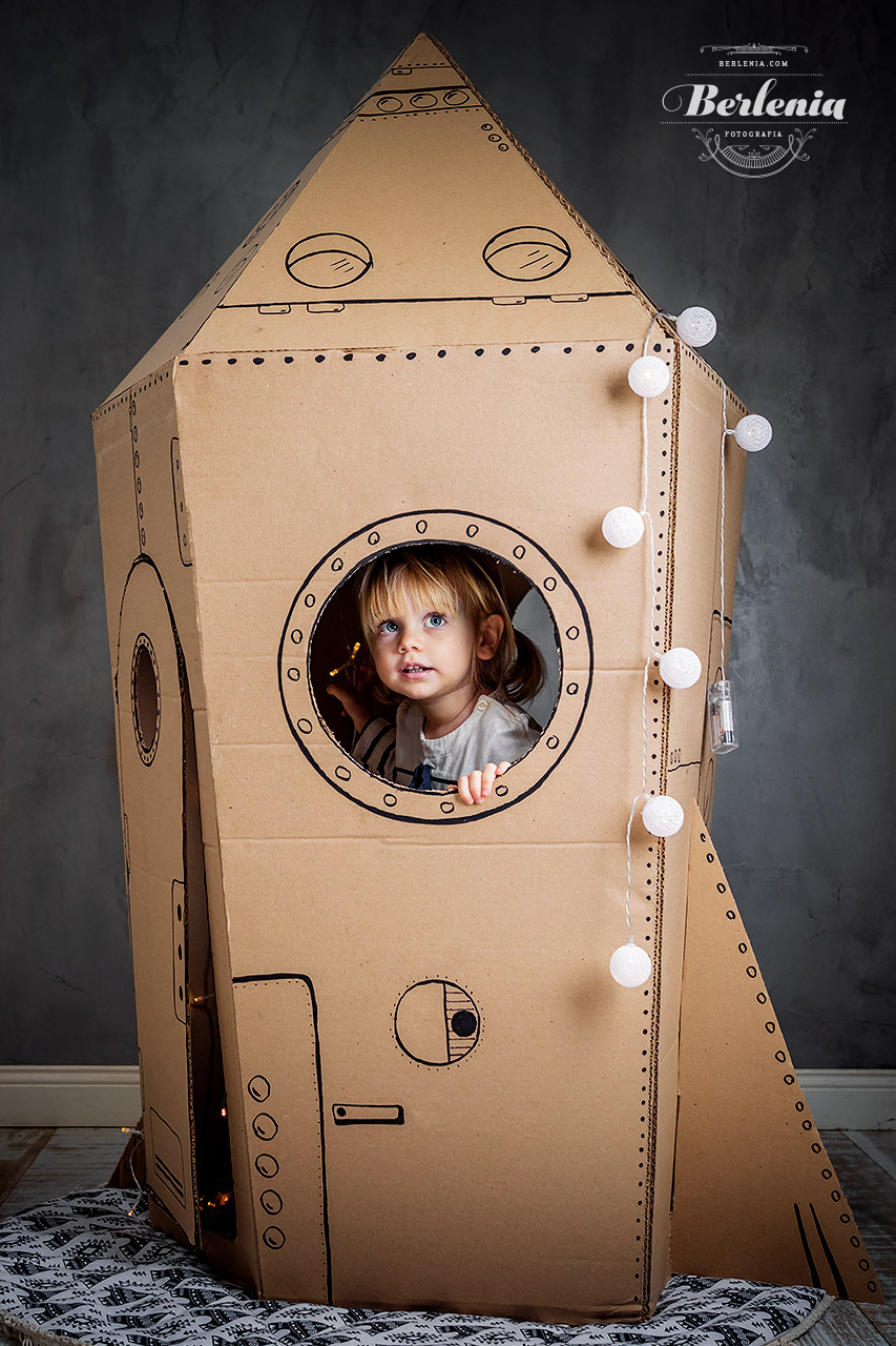 Sesión de fotos infantil con cohete de cartón - cardboard rocket - Villa Urquiza, CABA, Buenos Aires, Argentina - Berlenia Fotografía - 01