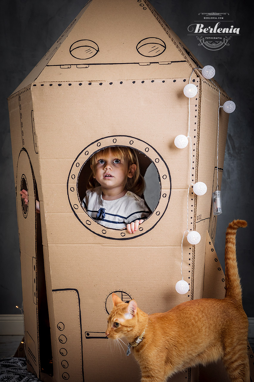 Sesión de fotos infantil con cohete de cartón - cardboard rocket - Villa Urquiza, CABA, Buenos Aires, Argentina - Berlenia Fotografía - 02