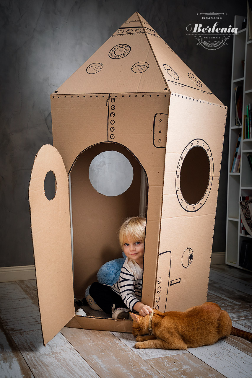 Sesión de fotos infantil con cohete de cartón - cardboard rocket - Villa Urquiza, CABA, Buenos Aires, Argentina - Berlenia Fotografía - 03