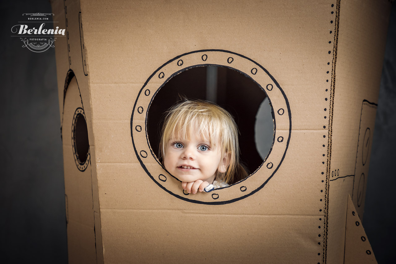 Sesión de fotos infantil con cohete de cartón - cardboard rocket - Villa Urquiza, CABA, Buenos Aires, Argentina - Berlenia Fotografía - 07