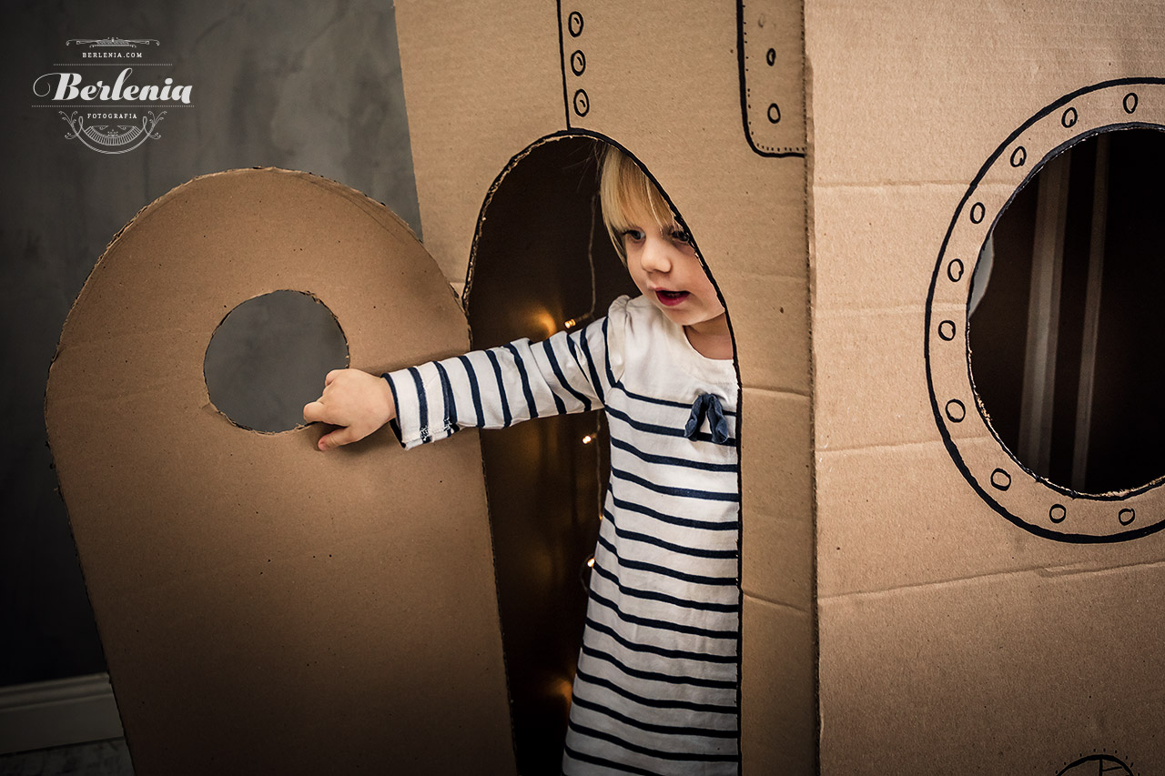 Sesión de fotos infantil con cohete de cartón - cardboard rocket - Villa Urquiza, CABA, Buenos Aires, Argentina - Berlenia Fotografía - 09
