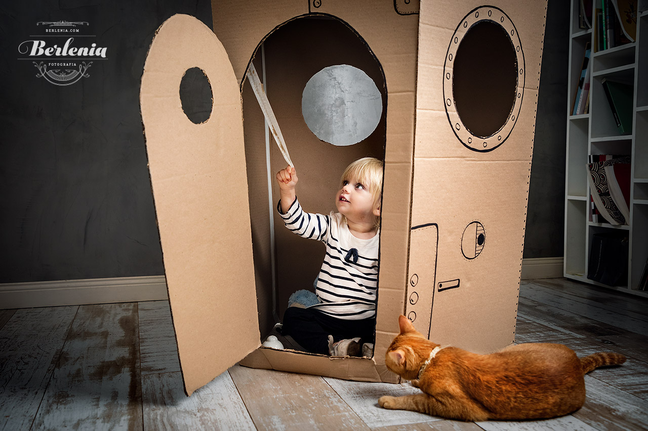 Sesión de fotos infantil con cohete de cartón - cardboard rocket - Villa Urquiza, CABA, Buenos Aires, Argentina - Berlenia Fotografía - 10