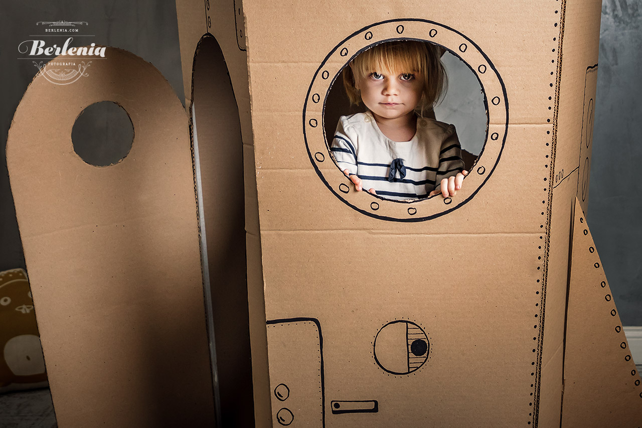 Sesión de fotos infantil con cohete de cartón - cardboard rocket - Villa Urquiza, CABA, Buenos Aires, Argentina - Berlenia Fotografía - 11
