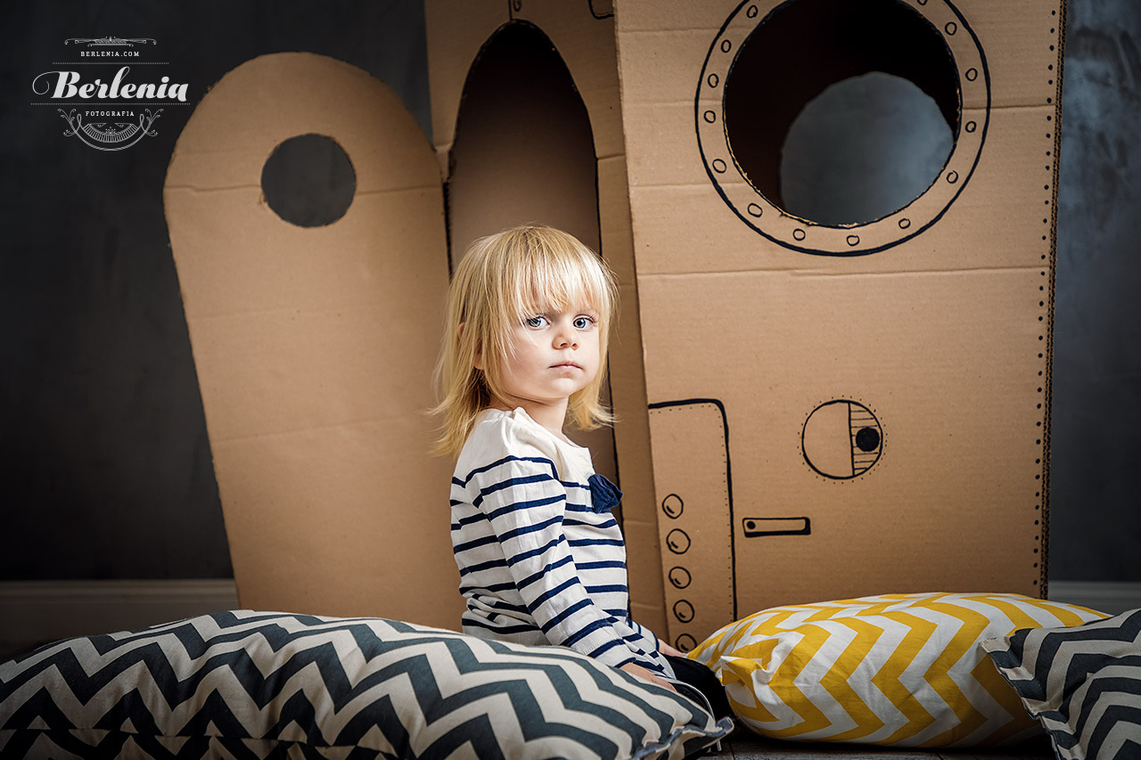 Sesión de fotos infantil con cohete de cartón - cardboard rocket - Villa Urquiza, CABA, Buenos Aires, Argentina - Berlenia Fotografía - 12