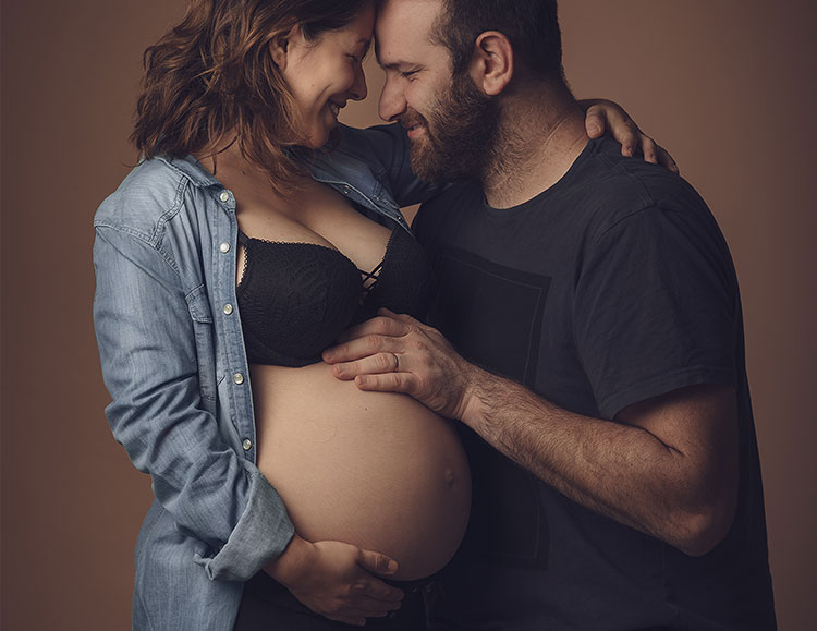 Fotografía de embarazo en estudio con pareja, Villa Urquiza, CABA, Buenos Aires, Argentina