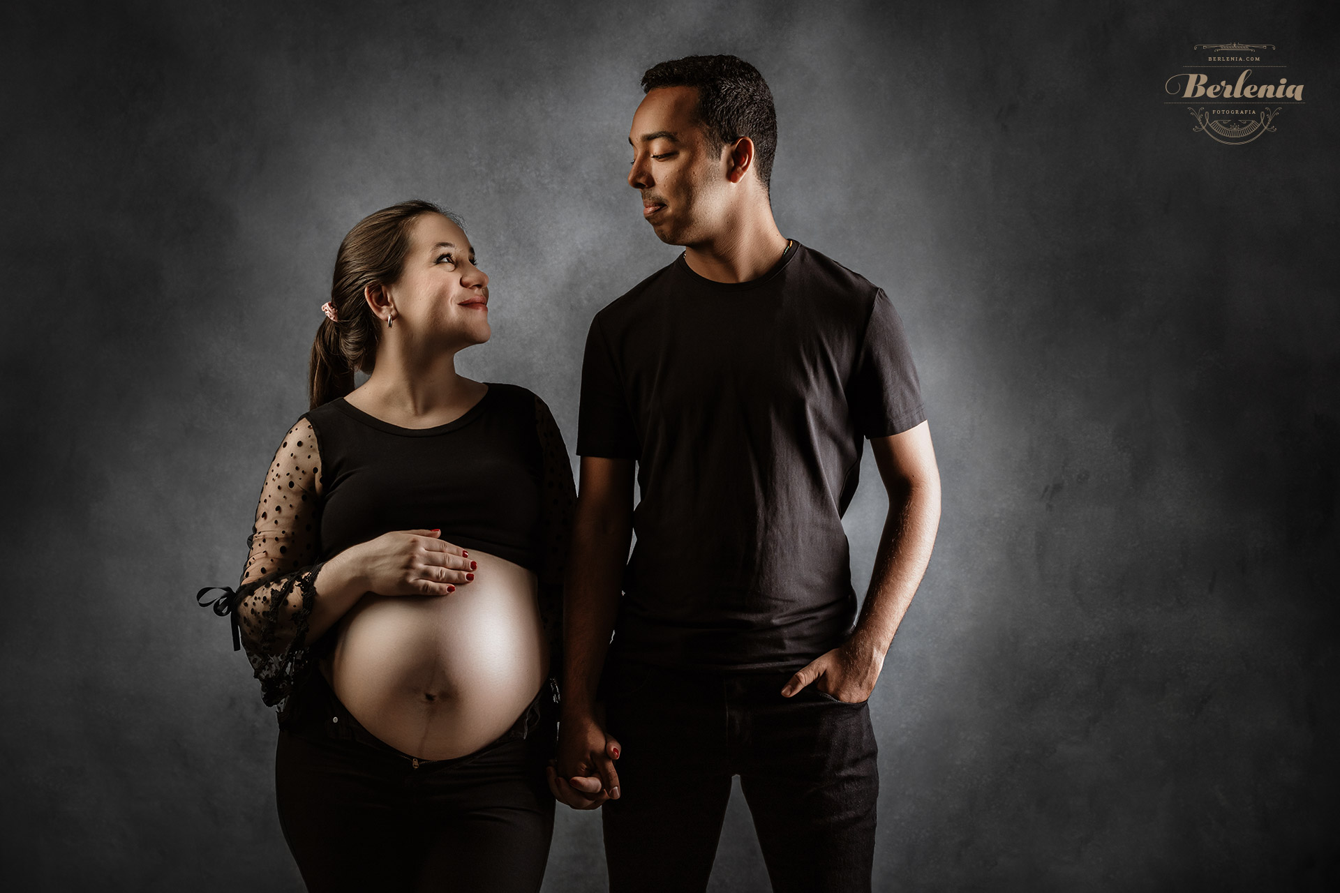 Fotografía de embarazo en estudio con pareja - Sesión de fotos embarazada - Villa Urquiza, CABA, Buenos Aires, Argentina - Berlenia Fotografía - 07