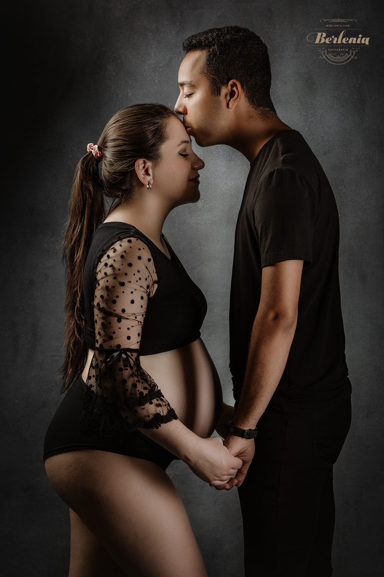 Fotografía de embarazo en estudio con pareja - Sesión de fotos embarazada - Villa Urquiza, CABA, Buenos Aires, Argentina - Berlenia Fotografía - 09