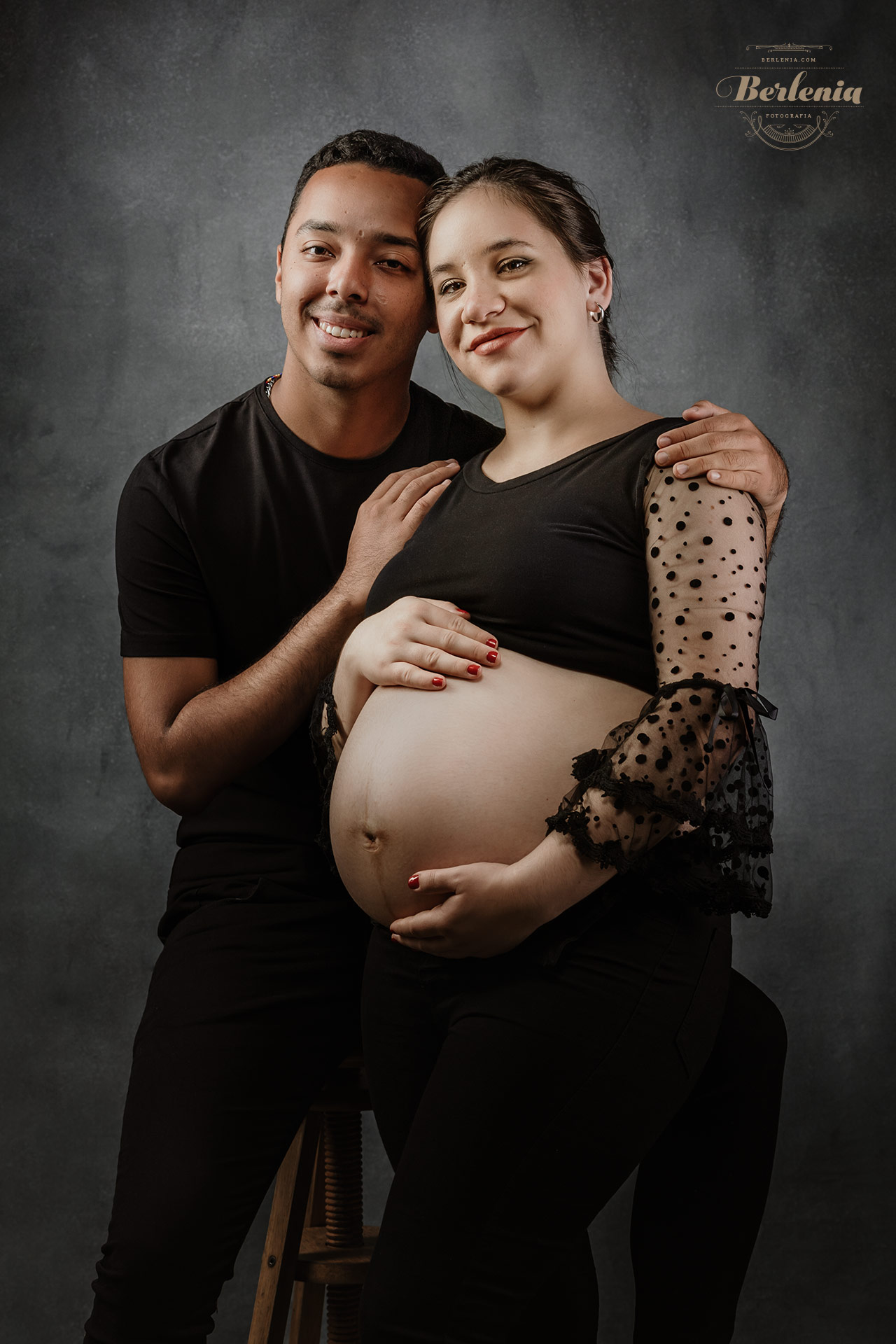 Fotografía de embarazo en estudio con pareja - Sesión de fotos embarazada - Villa Urquiza, CABA, Buenos Aires, Argentina - Berlenia Fotografía - 12