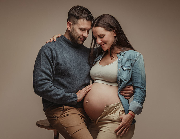 Fotografía de embarazo en pareja en CABA, Villa Urquiza, Ciudad de Buenos Aires, Argentina