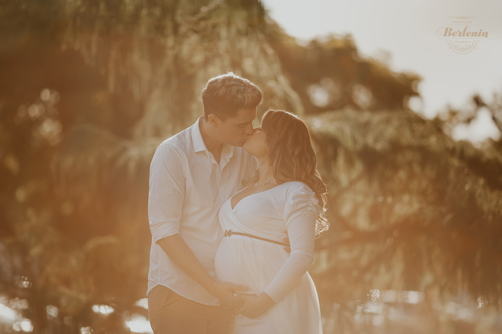 Fotografía de embarazo en pareja en Lago de Regatas, Palermo - Sesión de fotos embarazada en exterior - CABA, Buenos Aires, Argentina - Berlenia Fotografía - 01
