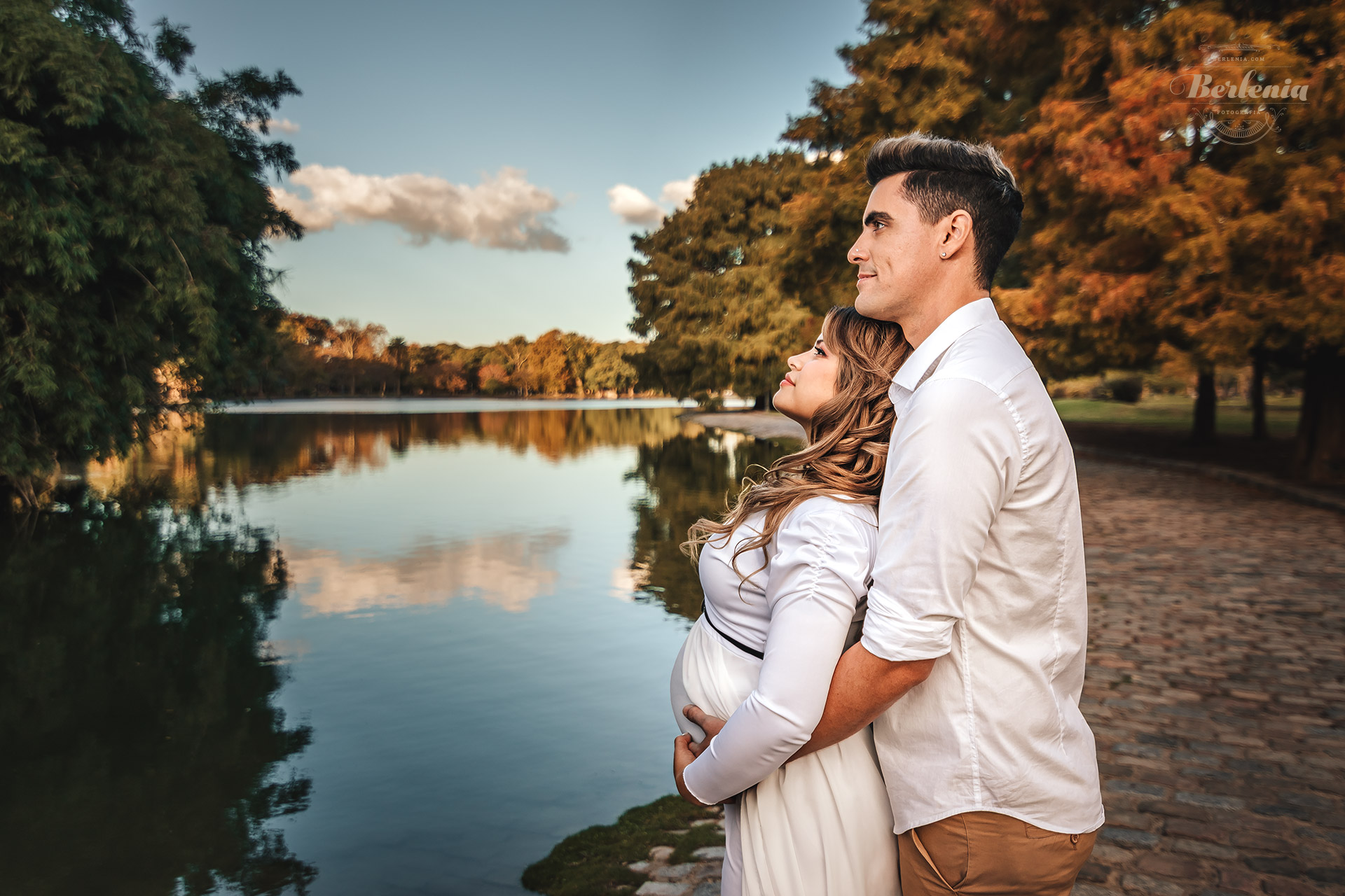 Fotografía de embarazo en pareja en Lago de Regatas, Palermo - Sesión de fotos embarazada en exterior - CABA, Buenos Aires, Argentina - Berlenia Fotografía - 06
