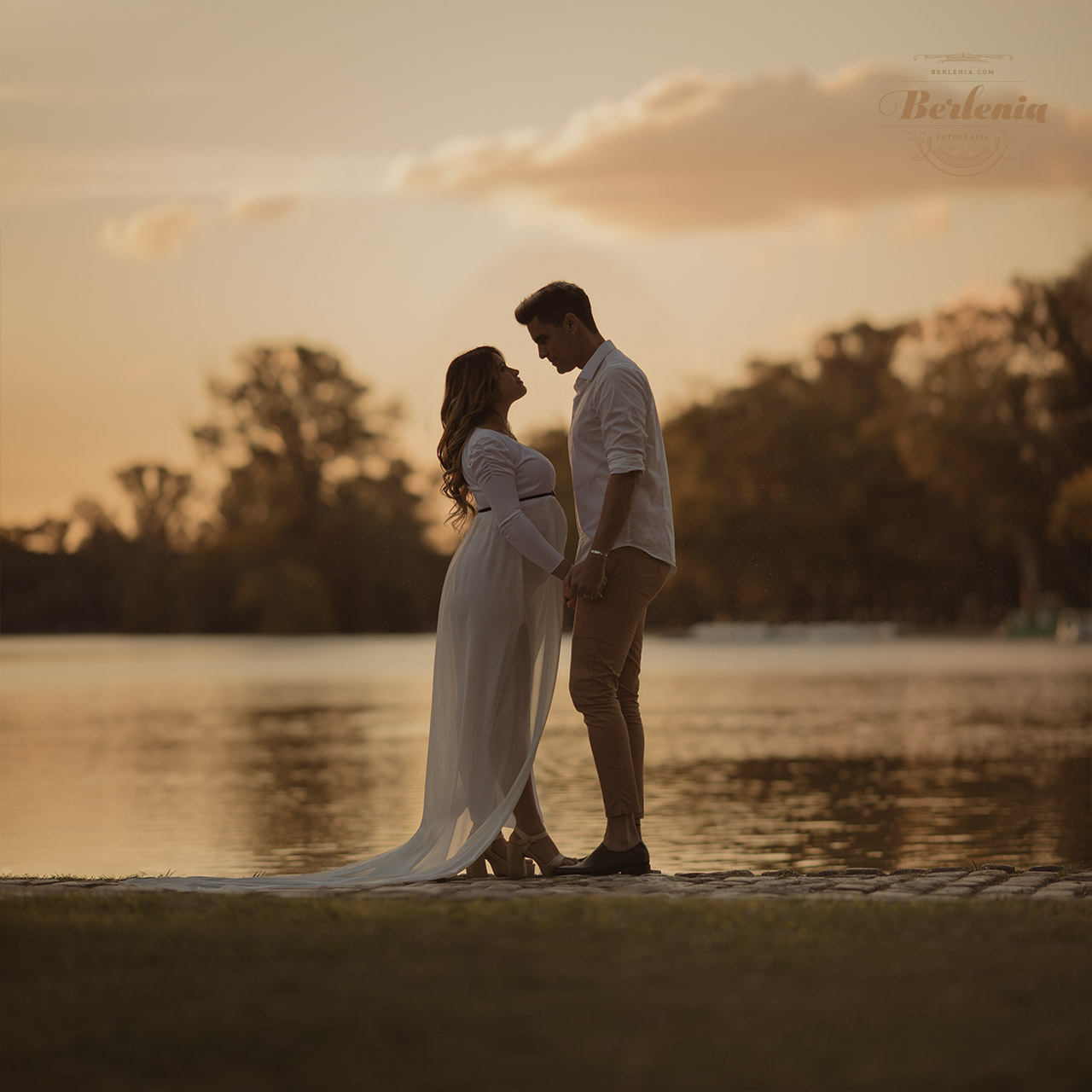 Fotografía de embarazo en pareja en Lago de Regatas, Palermo - Sesión de fotos embarazada en exterior - CABA, Buenos Aires, Argentina - Berlenia Fotografía - 18