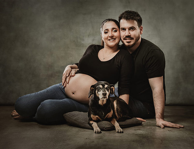 Fotografía de embarazo con pareja y perro | Sesión de fotos con mascota | Villa Urquiza, CABA, Argentina