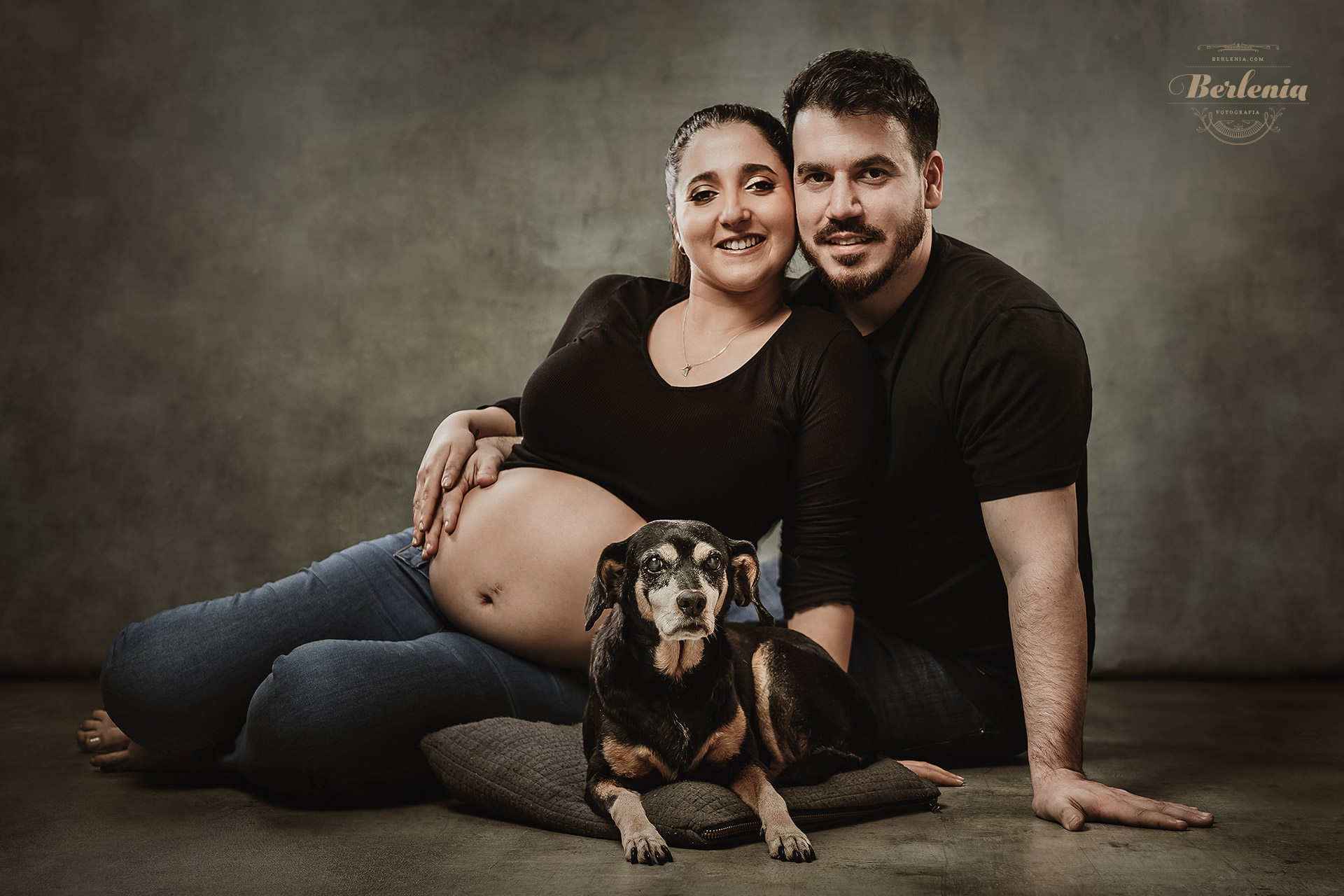 Fotografía de embarazo con pareja y perro | Sesión de fotos con mascota | Villa Urquiza, CABA, Argentina | Berlenia Fotografía - 01