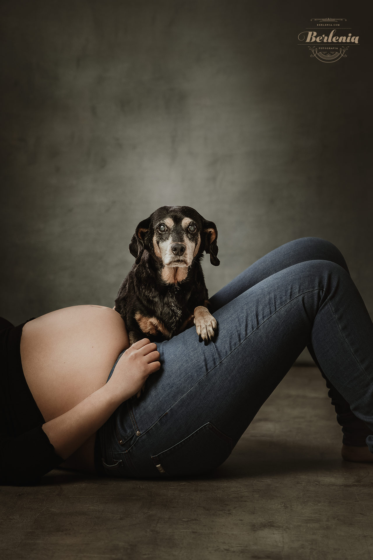 Fotografía de embarazo con pareja y perro | Sesión de fotos con mascota | Villa Urquiza, CABA, Argentina | Berlenia Fotografía - 04