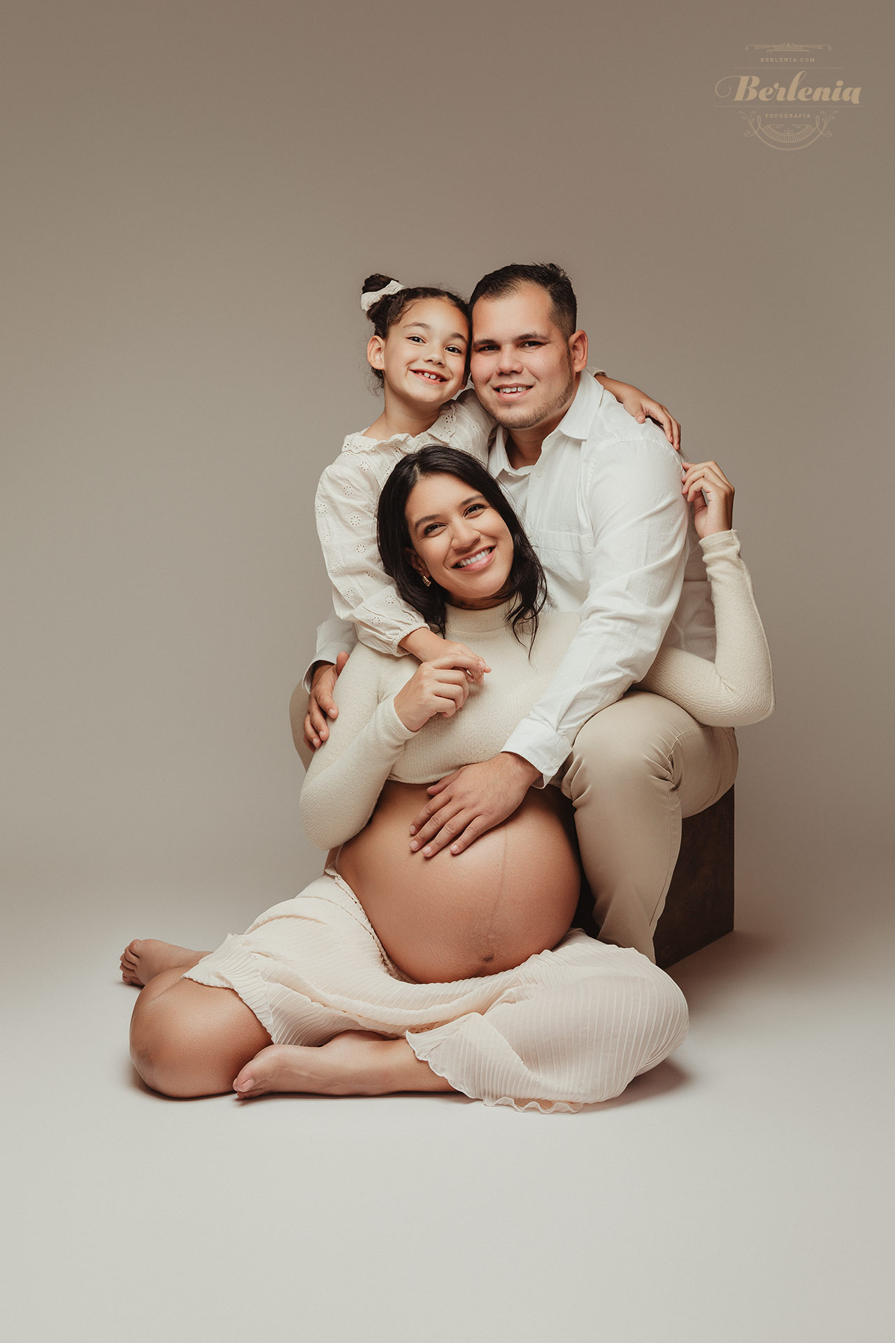 Sesión de fotos de embarazada con hija y pareja | Villa Urquiza, Ciudad de Buenos Aires, Argentina - Berlenia Fotografía - 01