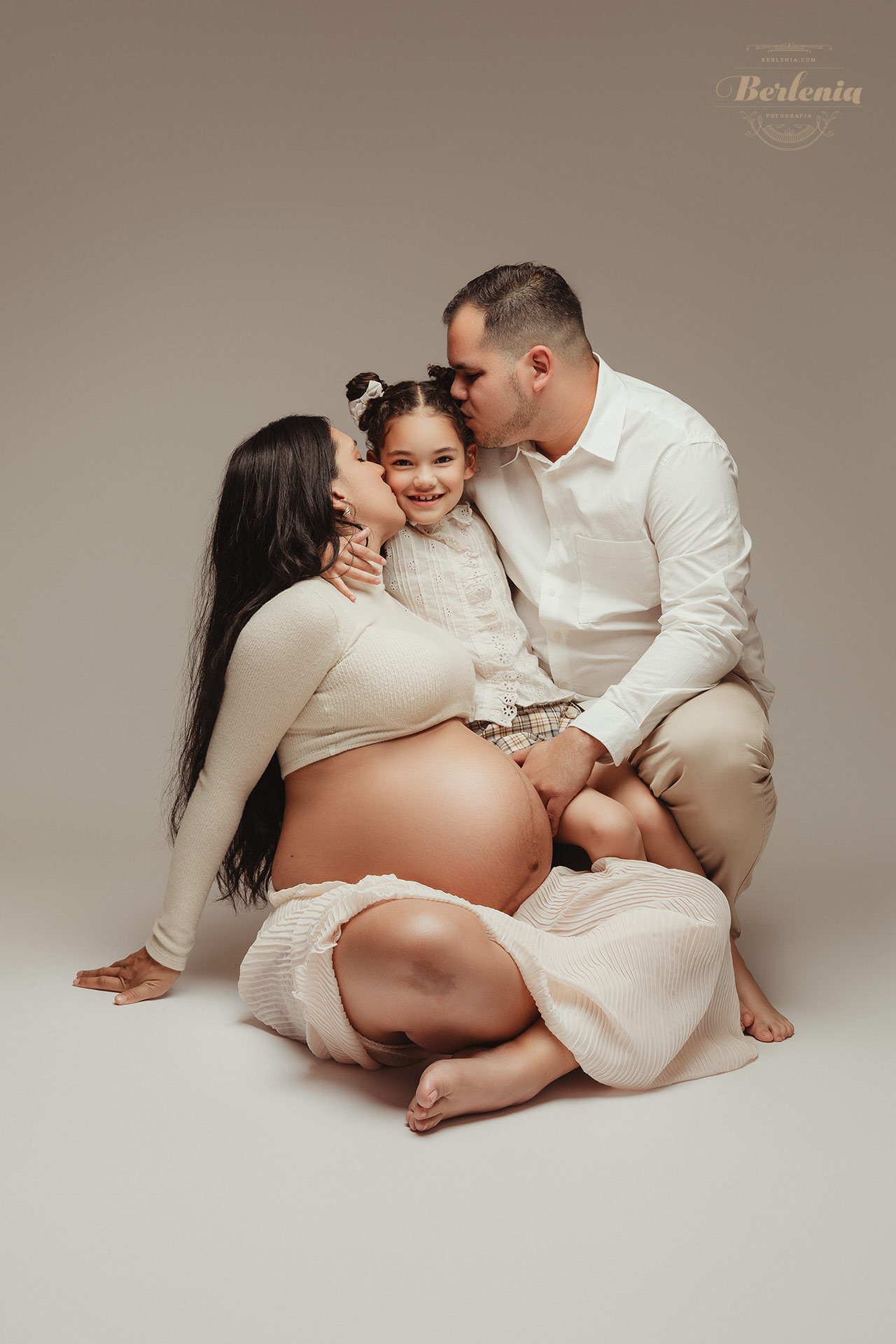 Sesión de fotos de embarazada con hija y pareja | Villa Urquiza, Ciudad de Buenos Aires, Argentina - Berlenia Fotografía - 02