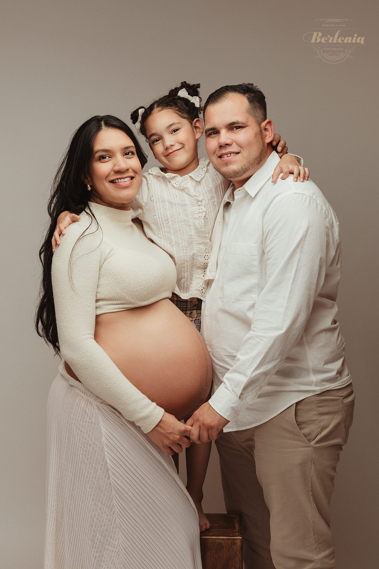 Sesión de fotos de embarazada con hija y pareja | Villa Urquiza, Ciudad de Buenos Aires, Argentina - Berlenia Fotografía - 05