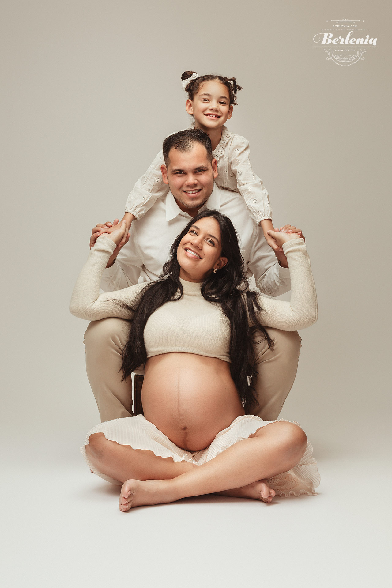 Sesión de fotos de embarazada con hija y pareja | Villa Urquiza, Ciudad de Buenos Aires, Argentina - Berlenia Fotografía - 09