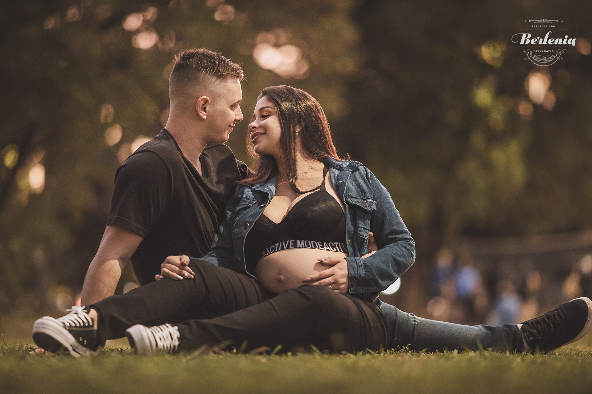 Sesión de fotos de embarazo al aire libre en Palermo, con pareja - Ciudad de Buenos Aires, Argentina - Berlenia Fotografía - 11