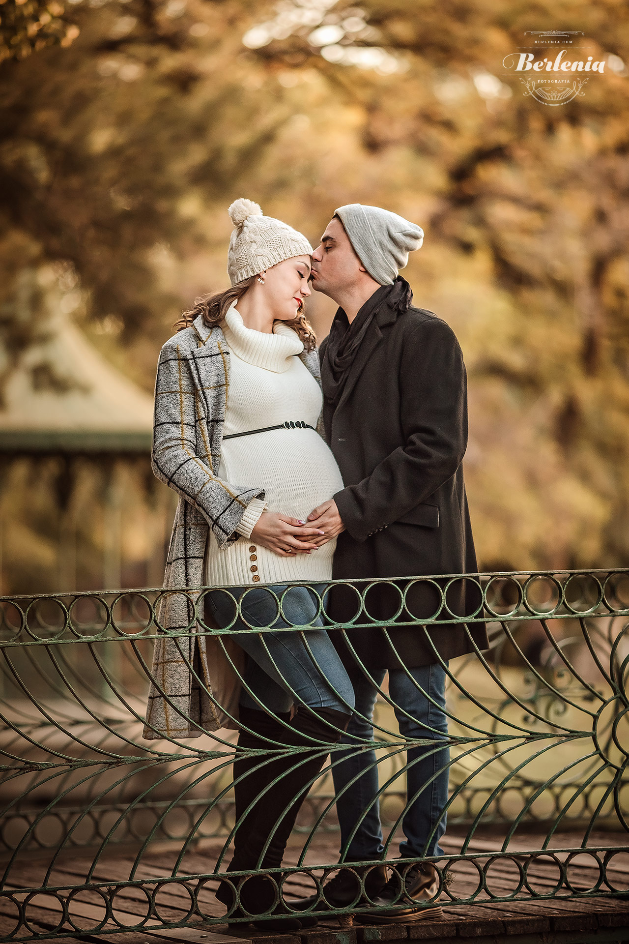 Fotografía de embarazo en invierno con pareja - Sesión de fotos embarazada en exterior - Palermo, CABA, Buenos Aires, Argentina - Berlenia Fotografía - 02