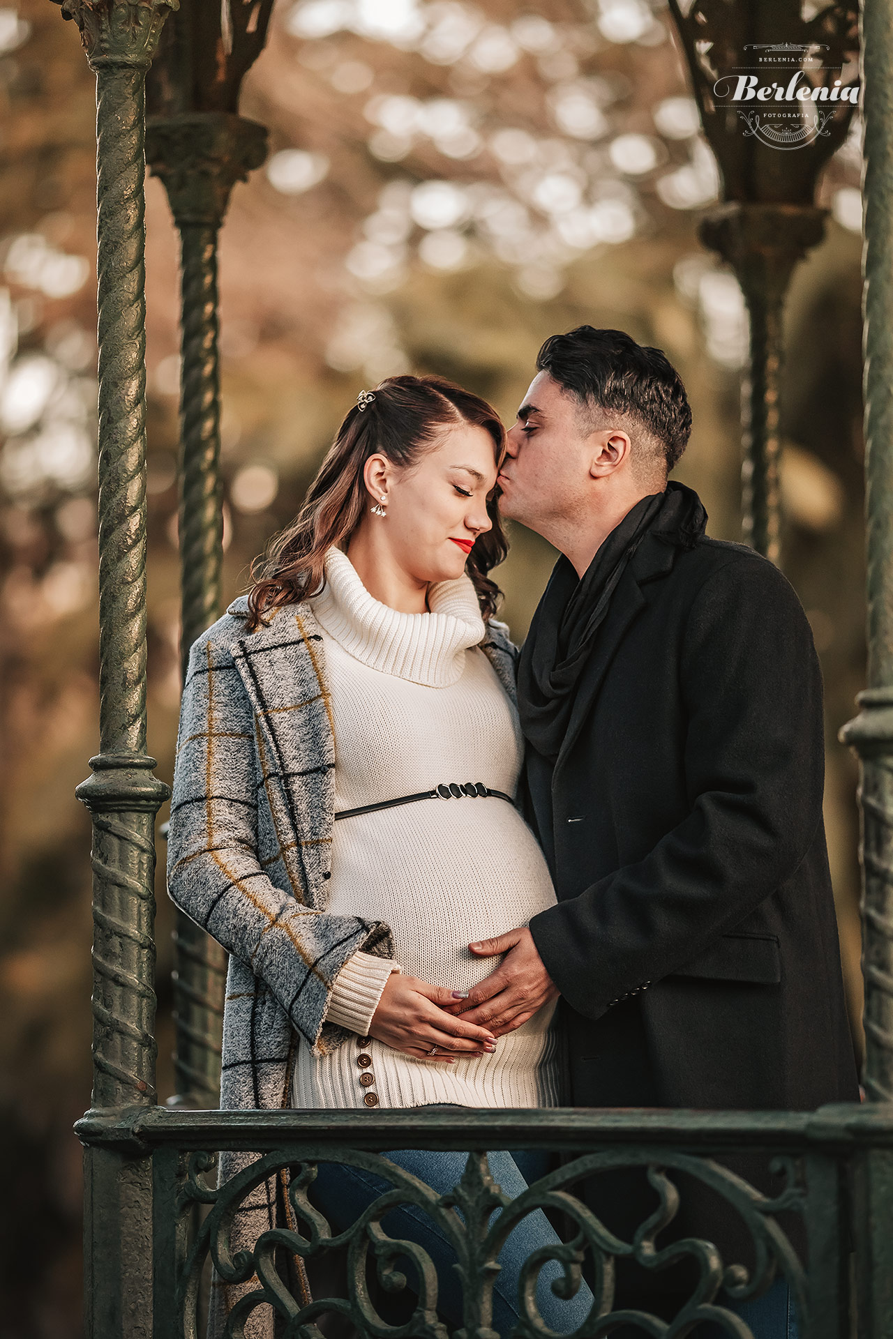 Fotografía de embarazo en invierno con pareja - Sesión de fotos embarazada en exterior - Palermo, CABA, Buenos Aires, Argentina - Berlenia Fotografía - 09