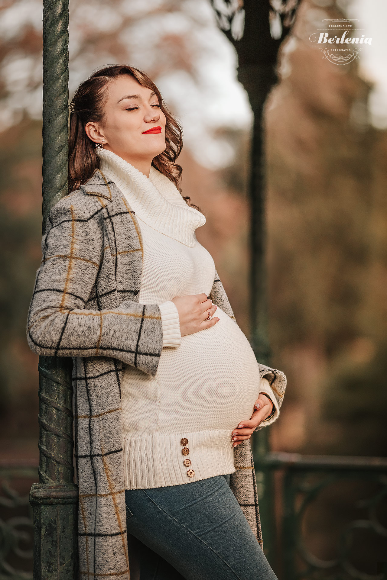 Fotografía de embarazo en invierno con pareja - Sesión de fotos embarazada en exterior - Palermo, CABA, Buenos Aires, Argentina - Berlenia Fotografía - 10