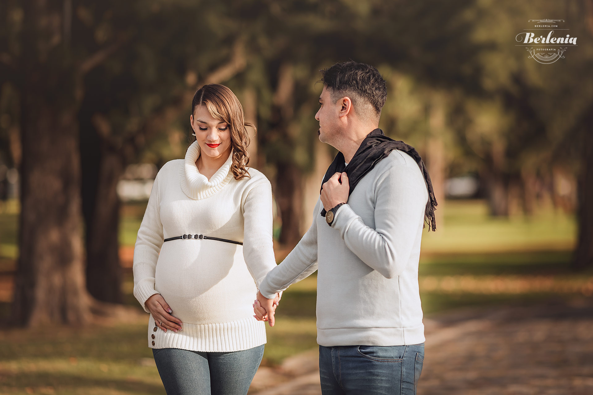 Fotografía de embarazo en invierno con pareja - Sesión de fotos embarazada en exterior - Palermo, CABA, Buenos Aires, Argentina - Berlenia Fotografía - 12