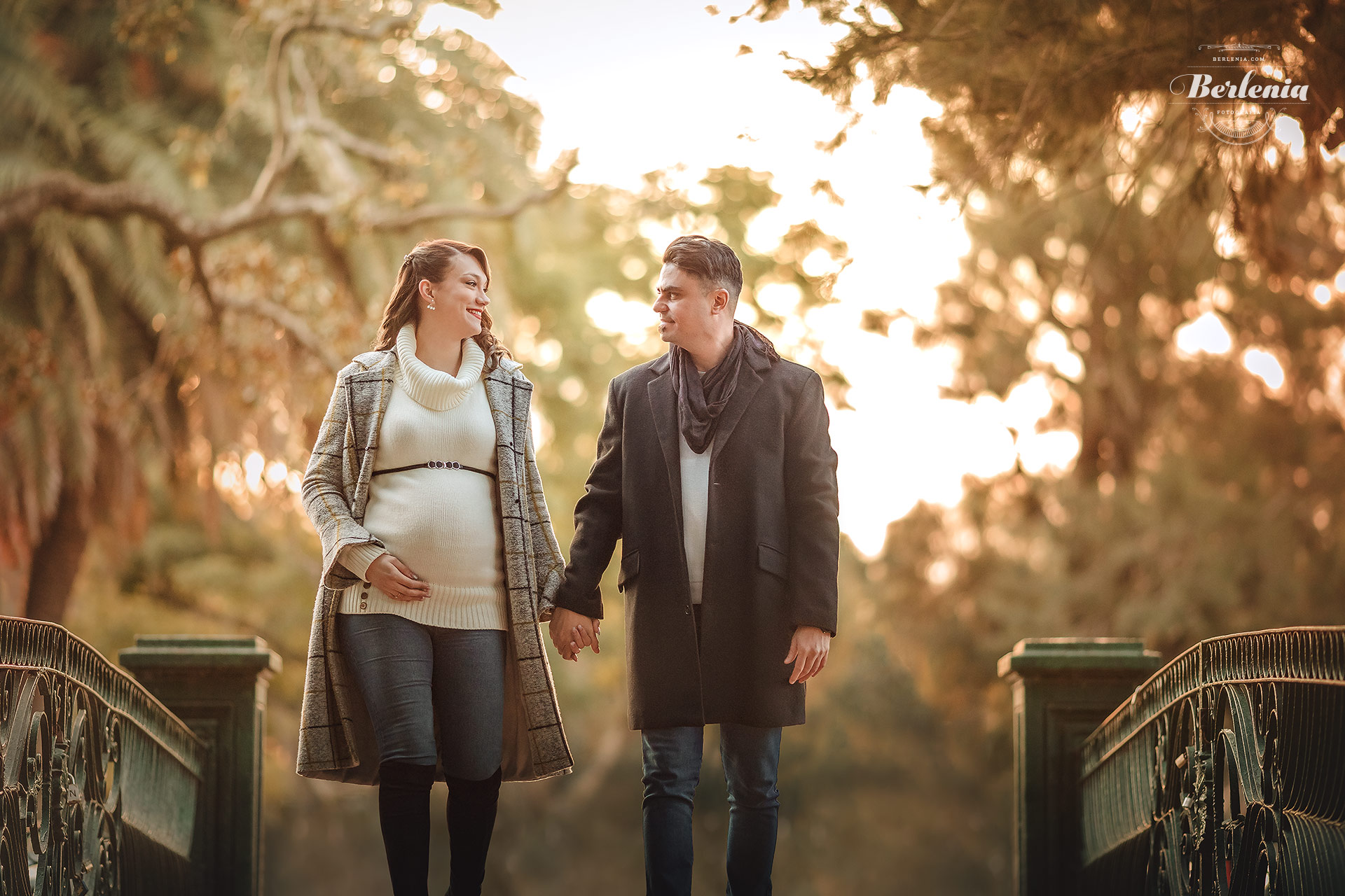 Fotografía de embarazo en invierno con pareja - Sesión de fotos embarazada en exterior - Palermo, CABA, Buenos Aires, Argentina - Berlenia Fotografía - 14