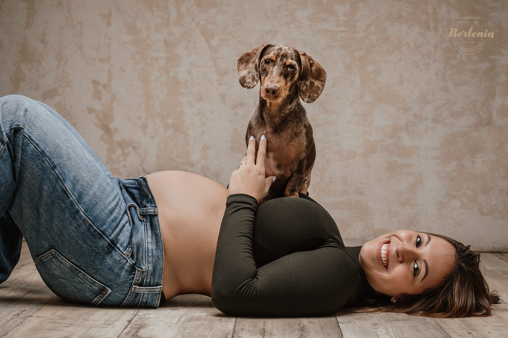 Sesión de fotos de embarazo con perro | Villa Urquiza, Ciudad de Buenos Aires, Argentina - Berlenia Fotografía - 09