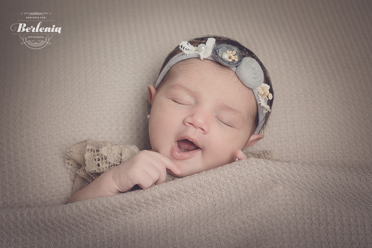 Book fotográfico de bebé recién nacido, Sesión de fotos profesional en estudio - Villa Urquiza, CABA, Buenos Aires, Argentina - Berlenia Fotografía - 04