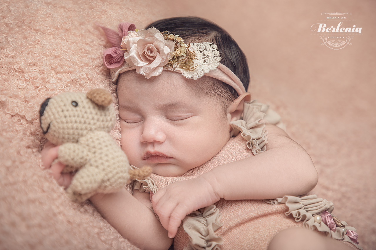Book fotográfico de bebé recién nacido, Sesión de fotos profesional en estudio - Villa Urquiza, CABA, Buenos Aires, Argentina - Berlenia Fotografía - 05